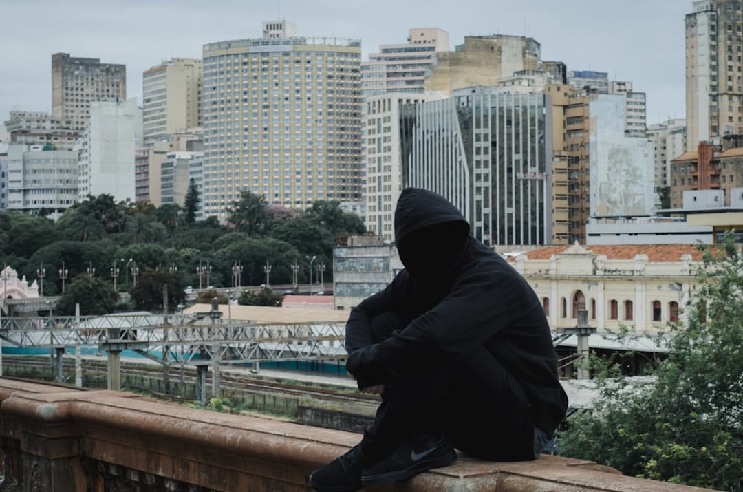 découvrez l'urban exploration, une aventure captivante au cœur des lieux abandonnés et méconnus des villes. explorez des sites chargés d'histoire, admirez l'architecture oubliée et plongez dans une expérience unique mêlant sensations fortes et photographie urbaine. préparez-vous à éveiller votre curiosité et à explorer l'inexploré!