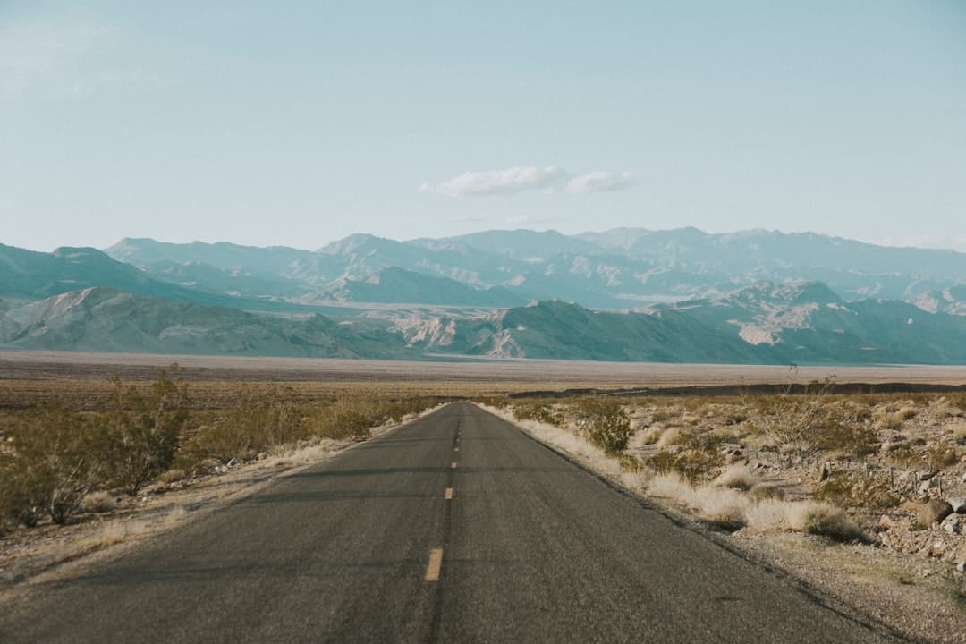 découvrez l'aventure ultime avec notre guide sur le road trip parfait ! explorez des paysages époustouflants, des itinéraires emblématiques et des conseils pratiques pour vivre une expérience inoubliable sur la route.