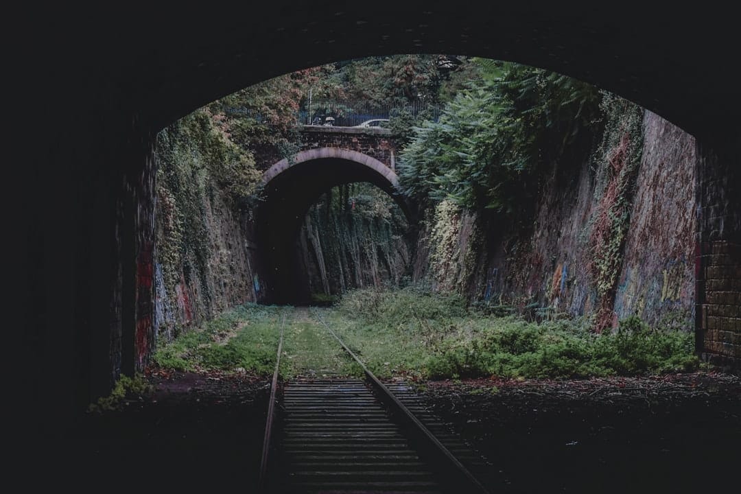 découvrez l'univers fascinant de l'urban exploration ! plongez dans l'aventure à travers des lieux abandonnés, des bâtiments historiques et des espaces urbains méconnus. explorez, photographiez et partagez vos trouvailles tout en respectant l'environnement et l'histoire de ces sites extraordinaires.