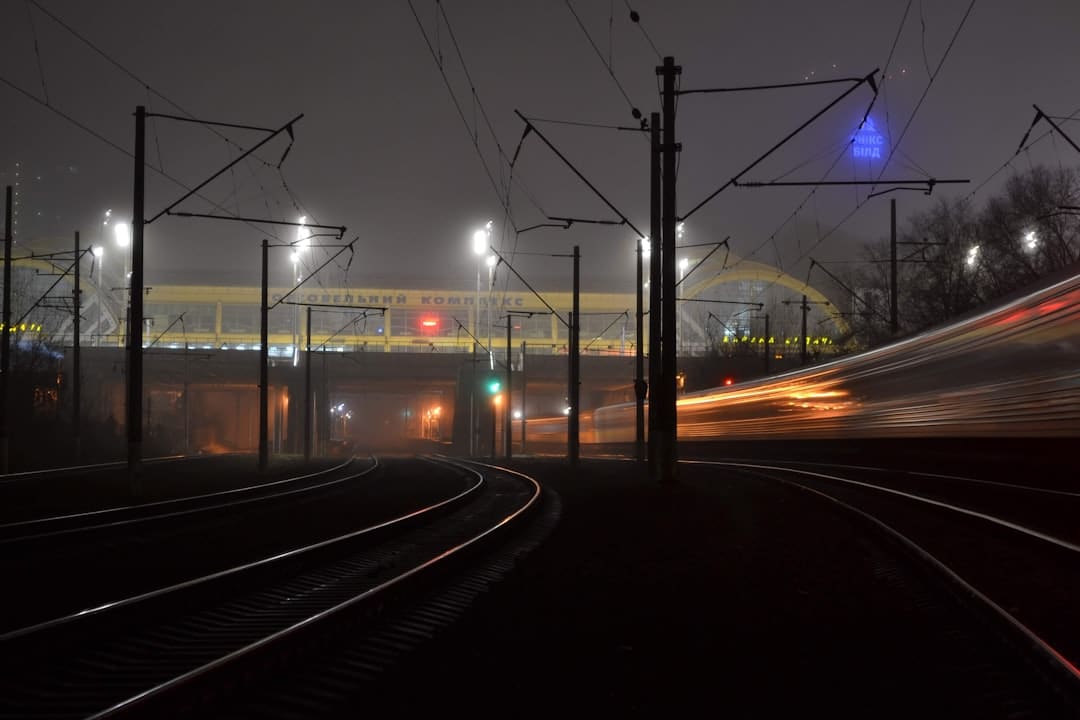 découvrez le monde fascinant du voyage en train : un moyen de transport confortable et écologique qui vous permet d'explorer des paysages pittoresques tout en profitant de moments de détente. partez à l'aventure à travers des trajets mémorables et laissez-vous séduire par l'expérience unique du train !