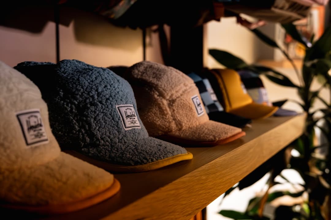 découvrez notre collection de chapeaux élégants et tendance, adaptés à toutes les occasions. trouvez le style qui vous correspond, des casquettes décontractées aux bérets sophistiqués.